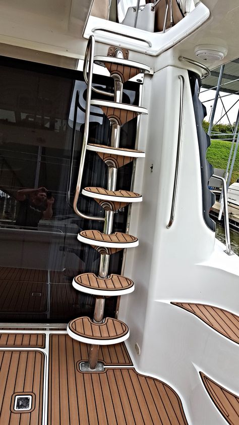 2000 57' Carver Sedan Bridge | SeaDek: 6mm brushed mocha ove… | Flickr Boat Ladder Ideas, Boat Stairs, Yacht Stairs, Pontoon Houseboat, Boat Ladder, Garden Lodge, Boat House Interior, Naval Architecture, Yacht Interior Design