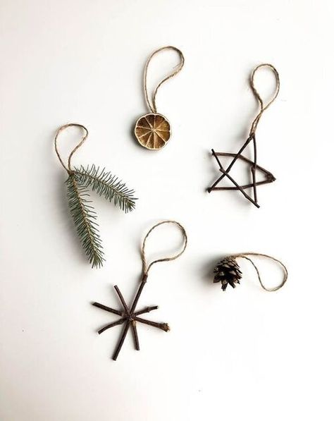 Nature Inspired DIY Christmas Decorations For Your Home - Scandinavian Christmas - Minimalist Christmas - The Well Essentials #christmasdecor Nature Ornaments, Navidad Natural, Jul Diy, Natural Ornaments, Hantverk Diy, Natural Christmas Decor, Eco Friendly Christmas, Natural Christmas, Navidad Diy