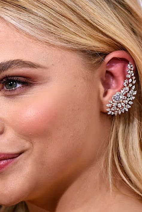 Chloe Grace Moretz | Accessorised her gown with an edgy diamond ear cuff. Gown Earrings, Earrings On Gown, Diamond Indian Earrings, Ear Cuff Jewelry Unique, Gold Ear Cuffs, Ear Cuffs Gold Indian, Earcuffs Earrings Indian, Temple Jewellery Earrings, Unique Engagement Rings Rose Gold