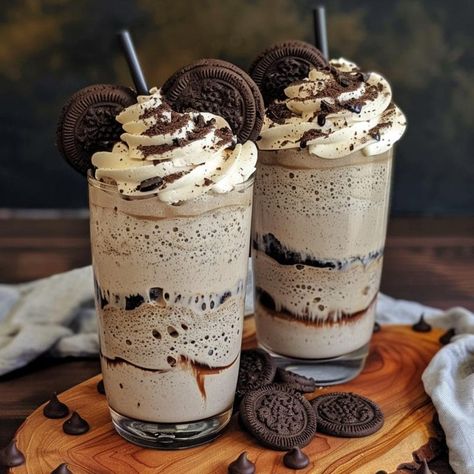 Cookies and Cream Frappuccino Yummy Deserts Pics, Crazy Desserts Ideas, Cookies And Cream Drink, Cookies And Cream Frappuccino, Cookies And Cream Shake, Oreo Drink, Ice Chocolate Drink, Oreo Frappuccino, Coffee Shop Food