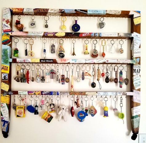 Keychain Hanger Wall, Display Keychain Collection, Keychain Rack Display, Keychain Souvenir Display, Keyring Collection Display, Keychain Collection Display Aesthetic, Ways To Display Keychains, Keychain Storage Ideas, Key Display Ideas