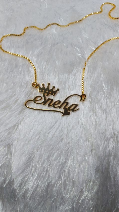 Name Chain Pendal, Chain Designs Gold Women With Name, Chain Name Design, Name Pandent Design, Name Chain Gold Design, Name Pendent Designs, Locket Designs Pendants Gold, Gold Name Pendant Designs, Name Locket Design Gold