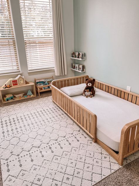 Montessori Toddler Bedroom, Montessori Toddler Rooms, Cozy Baby Room, Montessori Floor Bed, Toddler Floor Bed, Toddler Boy Room Decor, Toddler Bedroom, Toddler Room Decor, Kids Bedroom Inspiration