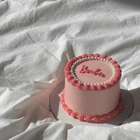 Simple Birthday Cake Designs, 19th Birthday Cakes, 17 Birthday Cake, B Day Cake, Small Birthday Cakes, Barbie Birthday Cake, Vintage Birthday Cakes, Pink Birthday Cakes, Funny Birthday Cakes