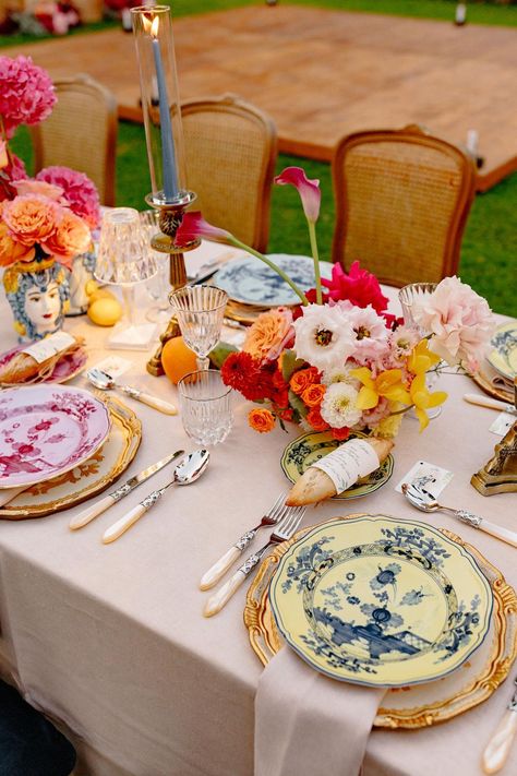 Looking for misatched plate ideas? Look no further than this colorful and romantic wedding in Italy! PPhotography: Roberto Ramos (https://robinramosphotographer.com/) Colorful Plates Table Setting, Wildflower Place Setting, Anthropologie Table Setting, Wedding Table Settings Colorful, Vintage Plates Table Setting, Mismatched Wedding Table Settings, Italian Table Decor, Dinner Table Setting Everyday, Italian Wedding Table Decor