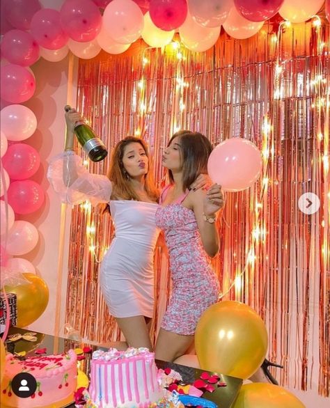 Bride To Be Photoshoot With Friends, Birthday Poses With Friends, Somya Daundkar, Birthday Dpz, Latest Bridal Makeup, Bride To Be Decorations, Bachelorette Party Photo, Surprise Birthday Decorations, Birthday Balloons Pictures