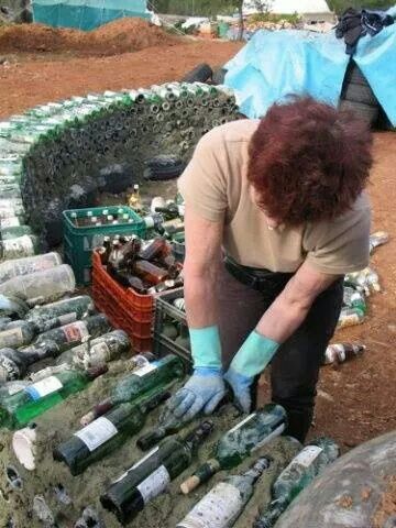 bottle wall Earth Bag Homes, Self Sustaining, Bottle House, Earthship Home, Natural Homes, Cob House, Bottle Wall, Earth Homes, Natural Building