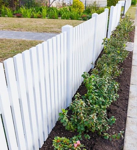 150 Remarkable Projects and Ideas to Improve Your Home’s Curb Appeal Easy Fence, Fence Plants, Picket Fences, Front Fence, White Fence, Front Yard Fence, White Picket Fence, Fence Landscaping, Backyard Fences