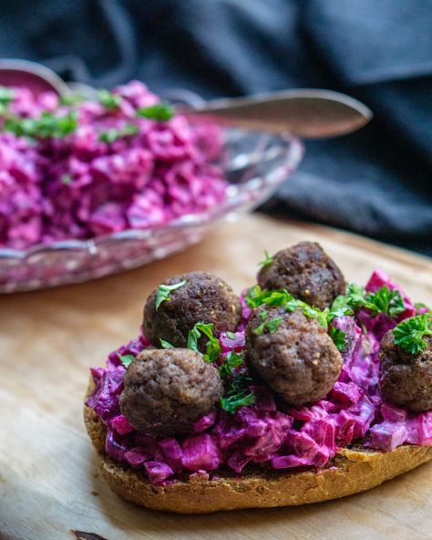 Swedish beetroot salad (perfect for smörgåsbord) via @swedishspoon Swedish Easter Food, Swedish Salad Recipes, Scandinavian Appetizers, Swedish Smorgasbord Ideas, Swedish Lunch Ideas, Salads Recipes Beetroot, Sweden Food Swedish Recipes, Swedish Salad, Danish Salad