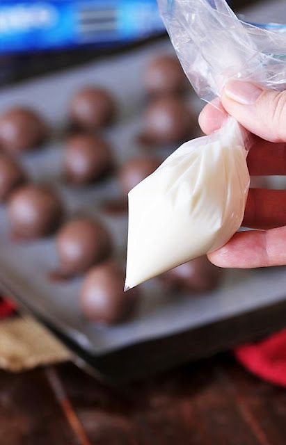 White Chocolate in Baggie for Drizzling Image White Chocolate Drizzle, Oreo Truffles Recipe, Oreo Treats, Candy Wafers, Cookie Balls, Oreo Cream, Cookie Dough Truffles, Oreo Balls, Chocolate Covered Cherries