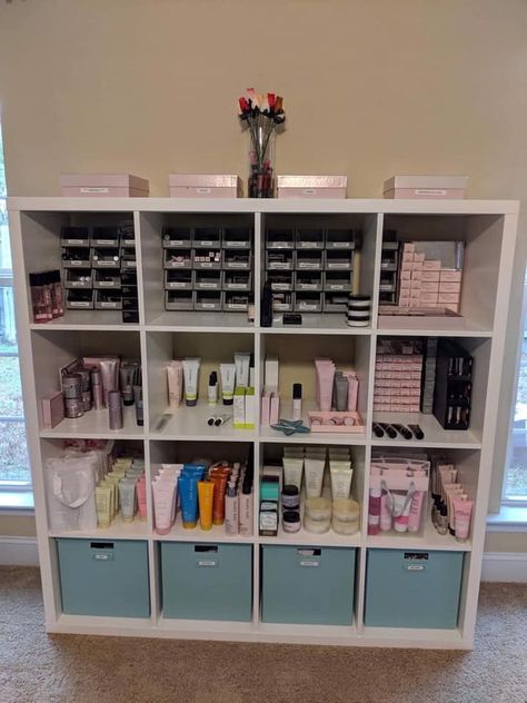 Inventario mk Cute Pink Office Decor, Mary Kay Inventory Storage Ideas, Mary Kay Product Organization, Marykay Office Ideas, Mary Kay Home Office Ideas, Mary Kay Storage Ideas, Mary Kay Office Ideas Decor, Mary Kay Organization Ideas, Skin Care Display Ideas