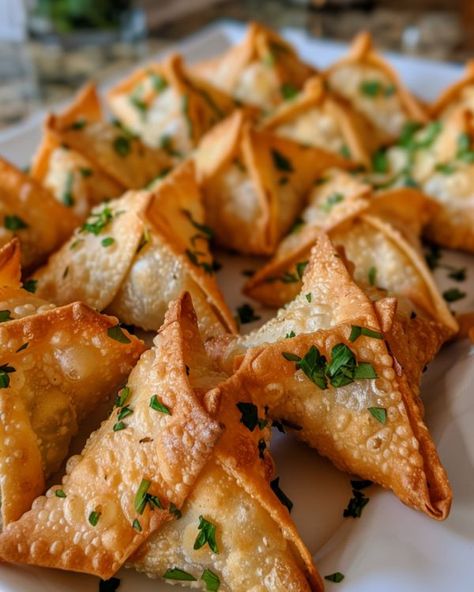 This appetizer takes the cake at parties! Best Dinner Appetizers, Light Finger Foods For Party, Finger Foods For A Birthday Party, Master Chef Appetizers, Party Nibbles Finger Foods, Snacks Made With Cream Cheese, Fingerfoods Appetizers Cold, Soft Finger Foods For Elderly, Finger Foods With Chicken