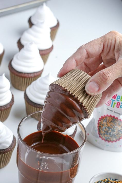 Top Hat Cupcakes Chocolate Dipped, Interesting Cupcakes, Hoho Cupcakes, Hat Cupcakes, Top Hat Cupcakes, Chocolate Covered Cupcakes, New Years Cupcakes Ideas, New Year Cupcake, New Year's Eve Cupcakes