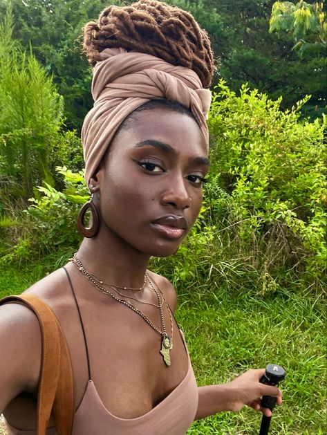 Head Wrap Black Women, Headwrap Black Women, Black Women Head Wraps, African Hair Wraps, Earthy Boho Aesthetic, Headscarf Styles, Women With Natural Hair, Headwrap Styles, Headwrap Hairstyles