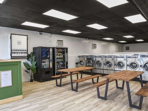 Cute Laundry Mat, Laundrymat Design Ideas, Public Laundry Room Design, Cool Laundromat Ideas, Communal Laundry Room, Laundromat Renovation, Trendy Laundromat, Laundromat Interior Design, Fancy Laundromat