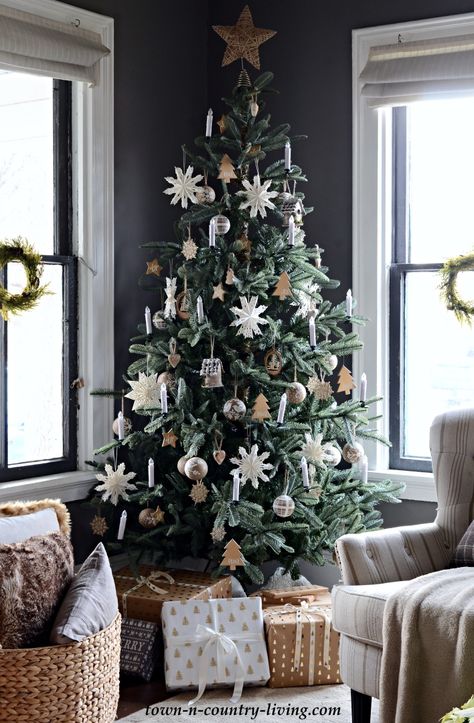 Nordic Christmas Decorations, Unlit Christmas Trees, Scandinavian Christmas Trees, Christmas Tree Inspo, Scandinavian Christmas Decorations, Scandi Christmas, Alternative Christmas Tree, Nordic Christmas, Christmas Past