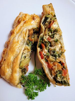 Vegetable Strudel, Strudel Recipes, Food Recipes Easy, Vegetable Pie, Running Mom, Meatless Main Dishes, Savory Pastry, Vegetarian Entrees, Tasty Vegetarian Recipes