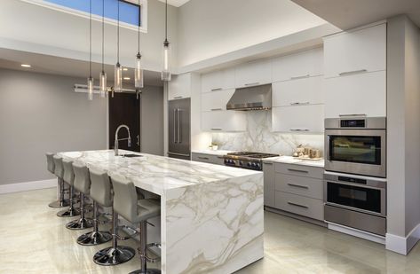 Kitchen with Sicily Gold backsplash and island waterfall. Small Kitchen Decoration, Luxurious Kitchens, Porcelain Countertops, Porcelain Slab, Above Kitchen Cabinets, Kitchen Cabinets Decor, Large Format Tile, Marble Look Tile, Kitchen Decor Modern