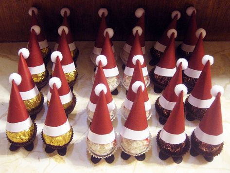 Mini Gifts Christmas, Mini Santa Hats Diy, Christmas Mini Gifts, Ferrero Rocher Gift Ideas, Mini Christmas Gifts, Ferrero Rocher Christmas, Mini Santa Hat, Christmas Candy Crafts, Mini Gifts