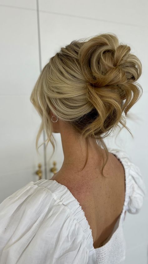 Sloppy Updo Wedding, Updo With Side Pieces, Up Dos Blonde Hair, Soft Formal Hairstyles, Hairstyles For Bridesmaids Down Curls, Rehearsal Dinner Hair For Bride Ponytail, Bridesmaid Hairstyles Updo Side, Retro Updo Wedding, Fall Wedding Hair Updo