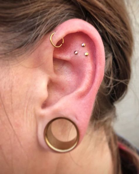 Tiny Details Piercing Combinations, Ear Piercing Combinations, Curated Ears, Curated Ear, Real Star, Lobe Piercing, Ear Stack, Emerald Color, Ear Piercing