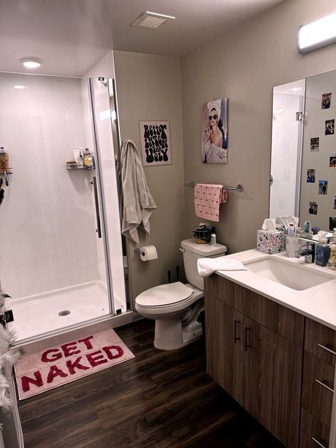 College Apartment Bathroom, Vibey Apartment, Bathroom Dorm, Girl Bathroom, College House Decor, Girly Bathroom, Dorm Bathroom, Bathrooms Ideas, Girly Apartments