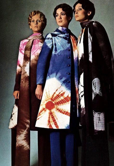 Vogue Italia, 1970. Shibori Fashion, Vintage Fashion 1970, Mode Batik, Fashion 1970s, Fashion 70s, Tie Dye Fashion, Three Women, 70s Outfits, Shibori Tie Dye