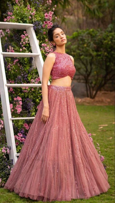 Crop Top Lehenga For Wedding, New Lahga Design, Lehnga Blouse Designs Simple, Sangeet Dress Ideas For Bride, Lehenga Tops Designs, Bridal Skirts And Tops, New Lengha Design, Reception Skirt And Top, Lehenga Top Ideas