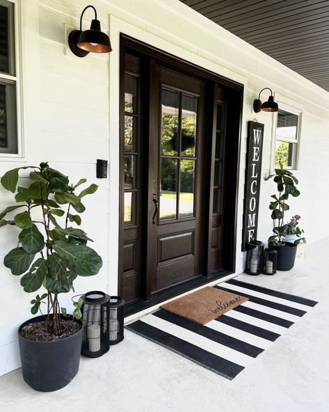 Modern Farmhouse Porch, Veranda Design, Front Porch Inspiration, Porch Inspiration, House Front Porch, Black Front Doors, Front Porch Design, Farmhouse Front Porches, Front Door Porch