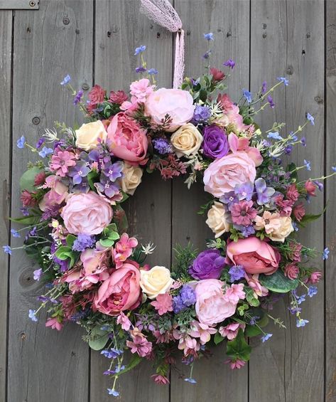 Gorgeous artifical door wreath, filled with pale pink peonies, garden roses, hydrangea, daisies, hops and seasonal foliage’s. Pale Pink Peonies, Pastel Wreath, Floral Door Wreaths, Decorating Crafts, Memorial Flowers, Peonies Garden, Wreath Easter, Country Garden, Garden Roses