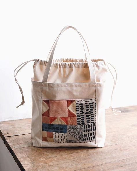 I’ve been working out a non-leather bag and really like how this tote came together. Because I appreciate your support I thought I would… Craft Bag Ideas, Patch Work Bags Ideas, Patch Work Tote Bag, Lunch Bag Diy, Patch Work Bag, Patch Tote Bag, Sew A Bag, Tas Vintage, Tas Denim