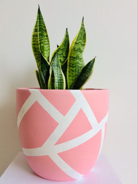 Design For Flower Pots, Paintings On Flower Pots, Diy Pot Design, Big Plant Pot Painting Ideas, Painting For Pots, Flower Pots Ideas Painted, Design For Pot Painting, Cute Flower Pot Designs, Cute Plant Pots Diy