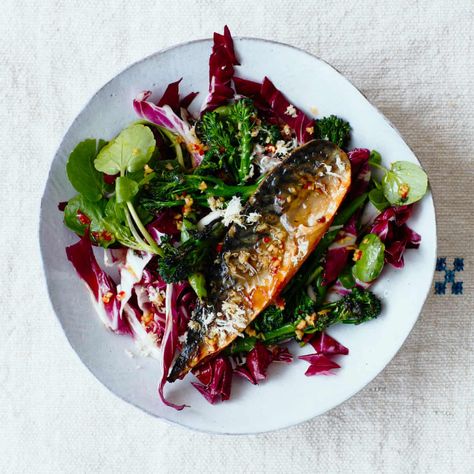 Warm Asian-style smoked mackerel salad with grilled broccoli. Smoked Mackerel Salad, Mackerel Salad, Dressing Food, Grilled Broccoli, Mackerel Recipes, Smoked Mackerel, Smoked Fish, Fresh Bread, Dressing Recipe