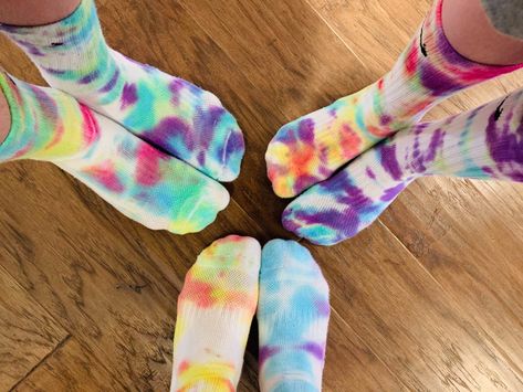 Sharpie Tie Dye Socks, Tie Dye Item Ideas, Tie Dye Art For Kids, Tie Dye Socks With Sharpies, Tye Dye Activities, Tshirt Crafts For Kids Easy Diy, Tie Dye Ideas For Kids, Tie Dye With Friends, Tye Dye Birthday Party Ideas Kids