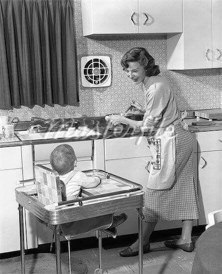 Vintage Housewife, Happy Housewife, Retro Housewife, Smitten Kitchen, Photo Vintage, Vintage Life, White Photo, The Good Old Days, Vintage Pictures