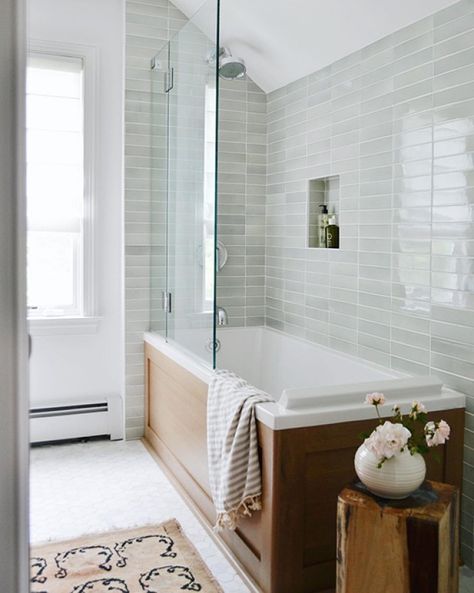 Elegant bathroom with shower-tub combination and clear glass swing door instead of shower curtain Tile Floor Interior Design, Bathroom Brown Tile, Floor Interior Design, Bathroom Brown, Bathroom Grey, Bathtub Shower Combo, Small Bathroom Tiles, Brown Tile, Grey Bathroom Tiles