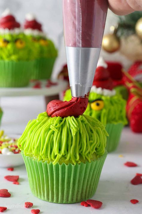 Grinch Cupcakes - Easy Christmas Cupcakes Tutorial! Grinch Cupcakes, Easy Christmas Cupcakes, Low Calorie Ice Cream, Santa Cupcakes, School Cupcakes, Christmas Cupcakes Decoration, Cupcakes Easy, Brunch Desserts, Cupcake Tutorial