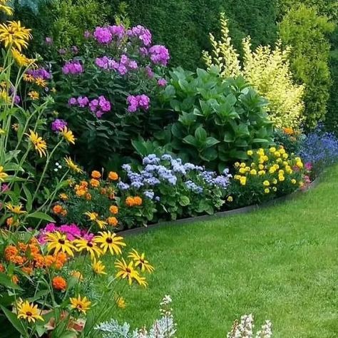 Gardening Designs on Instagram: "👉 Planning to build your own beautiful garden? Don’t have any idea FROM WHERE & HOW to start?? 🍂 . LINK IN MY BIO 👉 Then check this 👇👇👇 Ideas4Landscaping™ is a design package suitable for beginners & professionals which allows you to begin designing your dream home landscape immediately * Thousands of High-Quality Landscaping Designs and Instructions  * Designs for Your Front Yard, Backyard, & Garden  * Step-by-Step Guides & Designing Tips  * Simple & Affordable Landscape Upgrades    * And save Thousands of Dollars by building your own garden💸  👉👉 [ LINK IN BIO @gardeningdesigns ] . .  Credit: Respected to Deserved owners DM for" Garden Landscaping Design Ideas, Amazing Landscaping Ideas, Flower Garden Design, Garden Steps, Patio Landscaping, Outdoor Decor Backyard, Home Landscaping, Garden Yard Ideas, Front Yard Garden