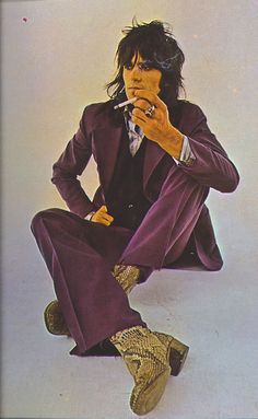 Only Keith Richards could make grape velvet and snakeskin look cool 70s Fashion Men, Look Disco, Mode Poses, Skirt Diy, Rock Outfit, Keith Richards, 70s Inspired, Moda Vintage, Soft Grunge