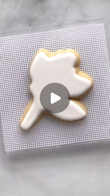 Mary Mansfield on Instagram: "A cute little floral cookie video for you on this #floralfriday. Is that even still a thing? If not, I think it should be. 🍃🌸🩵🌸🍃  #cookievideo  #cookiedecoratingvideo  #floralpiping #royalicingcookies #decoratedcookies #icingcookies #floralcookies  #decoratedsugarcookies  #cookiedecorating #cookiesofinstagram" Cut Out Cookies Decorating, Cookie Decorating Circle, Cute Circle Cookie Decorating Ideas, Cookie Videos Decorating, Leaf Cookies Royal Icing, Floral Decorated Cookies, Sugar Cookie Bell Design, Floral Cookies Decorated, Fall Sugar Cookies Decorated