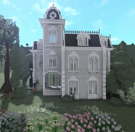 Mini Bloxburg House Exterior, Bloxburg House Reference, Bloxburg Cabin Ideas Exterior, Bloxburg Old House Ideas, Bloxburg Aesthetic Houses Exterior, Old Bloxburg Houses, Fall House Interior, Cute Bloxburg Houses 2 Story, Vintage Bloxburg House