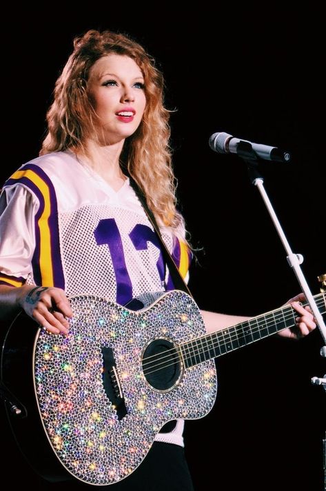 Taylor Swift Clean, Taylor Swift Guitar, Young Taylor Swift, Taylor Swift Fotos, Estilo Taylor Swift, Taylor Swift Cute, Taylor Swift Fearless, Swift Photo, Taylor Swift Concert