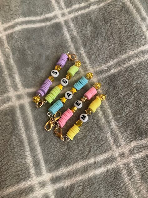 Friend Group Bracelet Ideas, Clay Beads Keychain, Friend Group Bracelets, Clay Bead Keychain, Bead Business, Make Clay Beads, Keychain Ideas, Matching Keychains, Bracelets Patterns