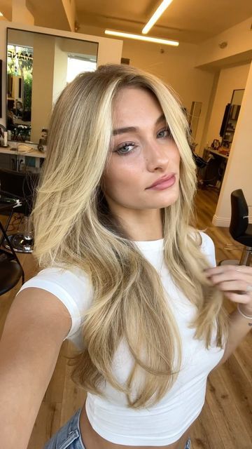 Rooted Blonde Curtain Bangs, On Camera Blonde, Blond With Layers, Dirty Blonde Roots Balayage, Contouring Hair Blonde, Contouring Blond, Hair Contouring Blonde, Blonde It Girl, Hair Change Ideas