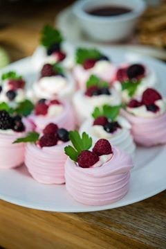 Meringue cups - what a lovely gluten free dessert idea! Dessert Bord, Mini Pavlovas, Pavlova Dessert, Mini Pavlova, Tea Party Food, Wedding Dessert, Mini Cheesecakes, Wedding Desserts, Mini Desserts