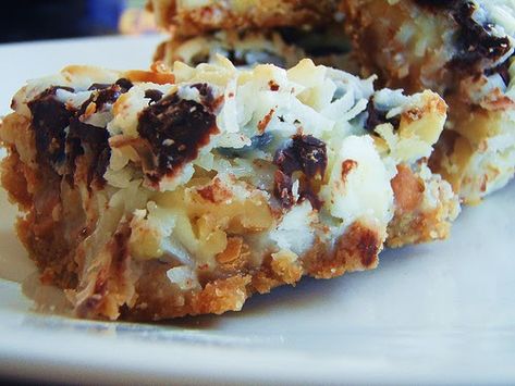 Yummy Magic Squares - often called 7-layer bars. First put out by Eagle brand sweetened condensed milk I first discovered these tre... Magic Cookie Bar Recipe, Cannibis Recipes, Magic Cookie Bars, Magic Bars, Cookie Bar, Eagle Brand, Bar Recipe, Magic Recipe, Cookie Bar Recipes