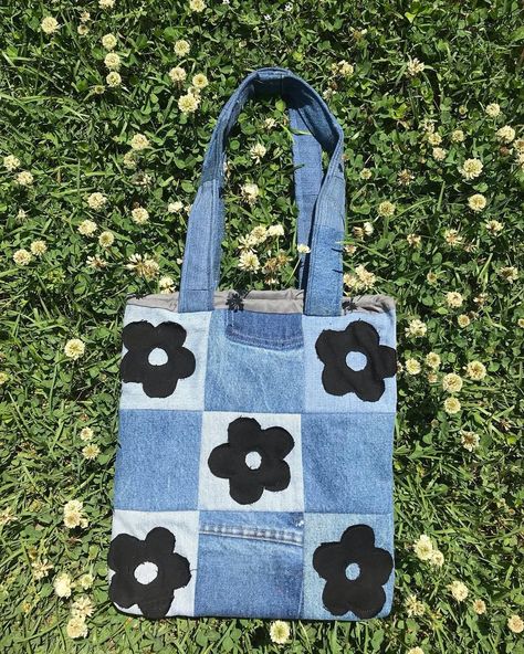 Rain's Reworks 🧵 | checkered flower totes! which color scheme do you like better? #denim #upcycling #upcycleddenim #sewing #rework #recycle #diy #totebag… | Instagram Diy Denim Upcycle Ideas, Recycle Bag Design Ideas, Diy Cloth Bag, Denim Upcycling Ideas, Denim Sewing Ideas, Handmade Tote Bags Diy, Diy Bag Ideas, Denim Tote Bags Diy, Upcycled Denim Bag