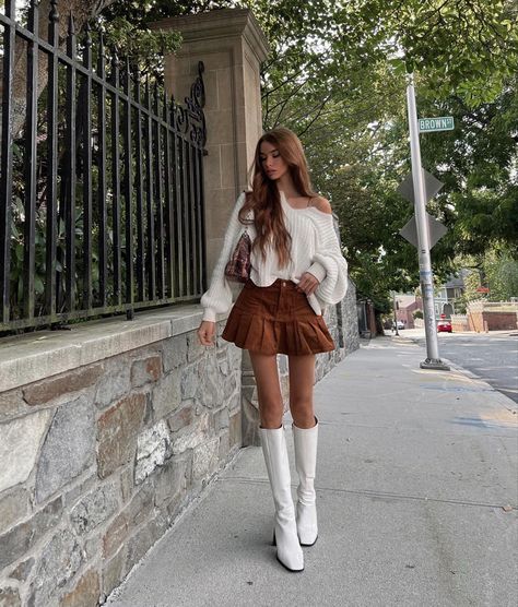 Bella Lombardi, Feminine Era, White Boots Outfit, White Skirt Outfits, Sixth Form, Skirt Outfits Fall, Estilo Indie, Skandinavian Fashion, Chique Outfits