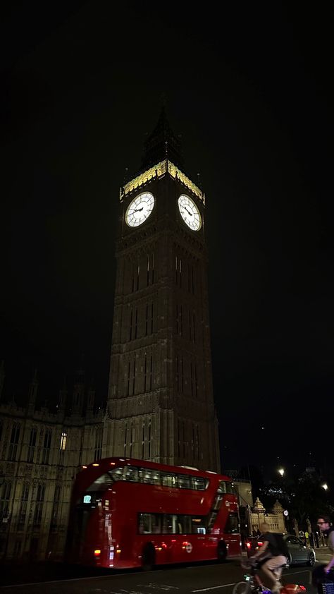 Uk Night Aesthetic, Central London At Night, London Street Night, London At Night Aesthetic, S24 Wallpaper, London Night Aesthetic, London Aesthetic Night, London Aesthetic Wallpaper, England Wallpaper