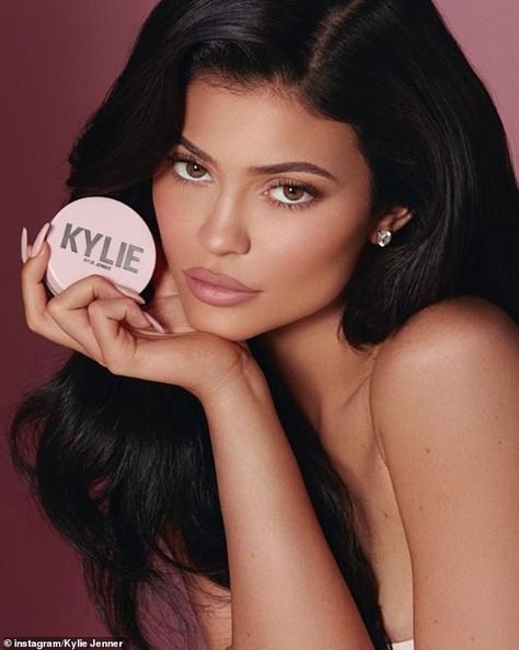 https://www.dailymail.co.uk/tvshowbiz/article-8787365/Kylie-Cosmetics-announces-impacted-security-breach.html Lash Marketing, Maquillaje Kylie Jenner, Maquillage Kylie Jenner, Start Modeling, Kylie Jenner Fotos, Profumo Victoria Secret, Kylie Jenner Photoshoot, Kylie Makeup, Kylie Baby